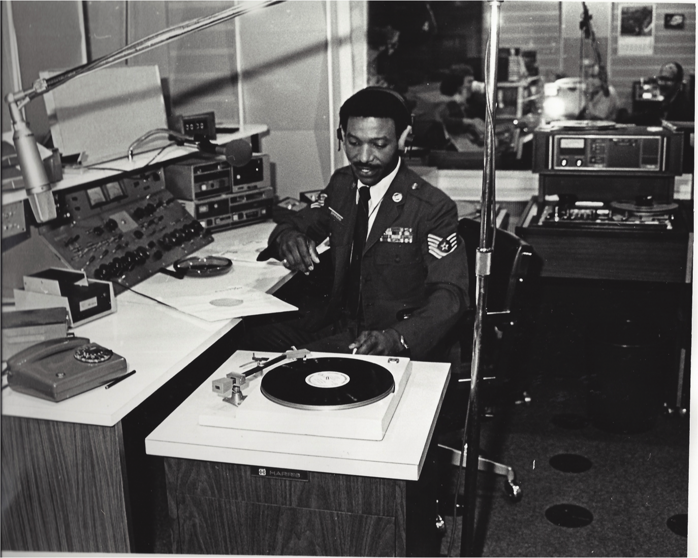 Dan Simmons – Radio- und TV-Moderator AFN Berlin
(Bild: AFN-Berlin-Studio 1978)