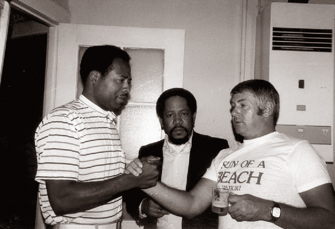 Jim McCauley (links) und Kollegen in den AFN Studios, Saargemünderstraße 28 in Berlin-Dahlem