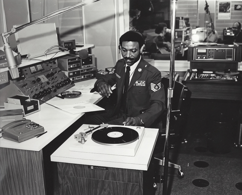 Dan Simmons – Radio- und TV-Moderator AFN Berlin in den AFN Studios, Saargemünderstraße 28 in Berlin-Dahlem. 