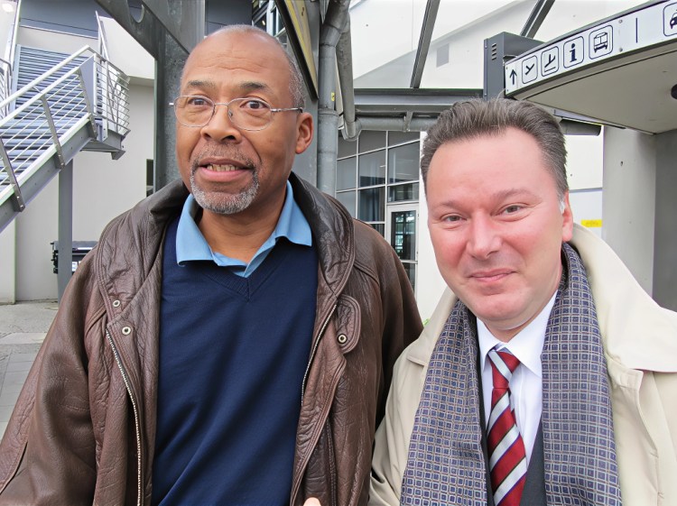 Jim McCauley (AFN Berlin) und Dr. Nikolaus Andre am 05.10.2010 in Berlin-Tegel
