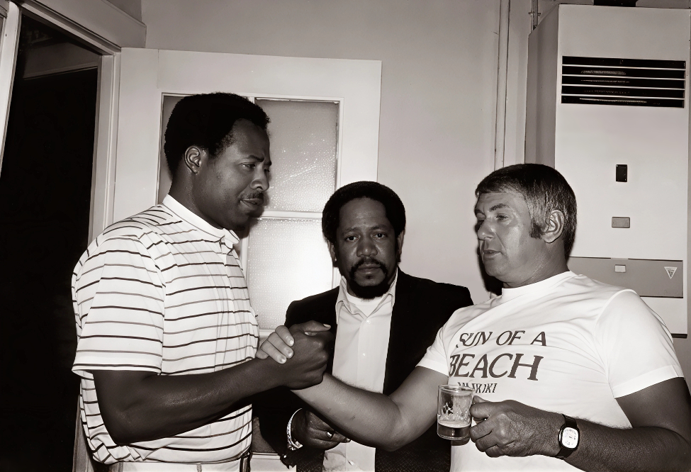 Jim McCauley (links) und Kollegen in den AFN Studios, Saargemünderstraße 28 in Berlin-Dahlem. 
1976