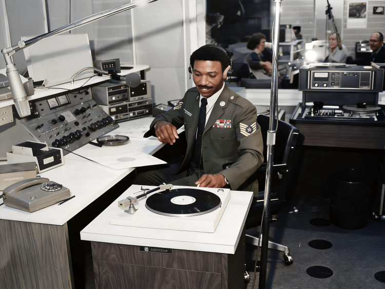 Dan Simmons – Radio- und TV-Moderator AFN Berlin in den AFN Studios, Saargemünderstraße 28 in Berlin-Dahlem.
(Bild: AFN-Berlin-Studio 1978)